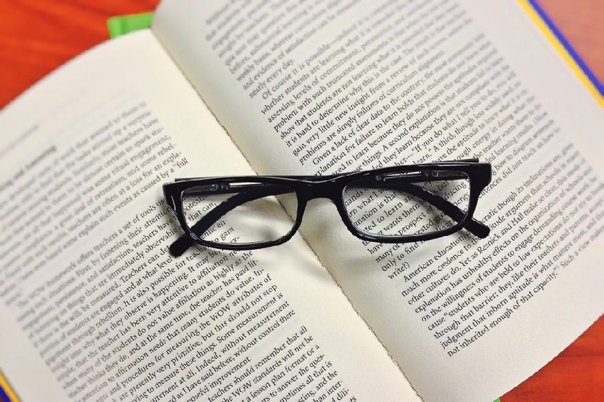 Lunettes noires sur un livre ouvert