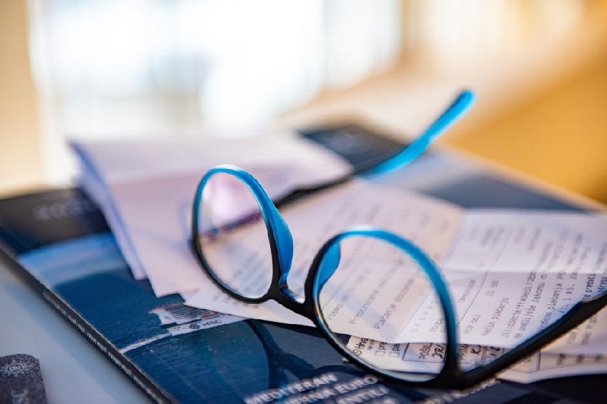 Lunettes bleues sur un cahier