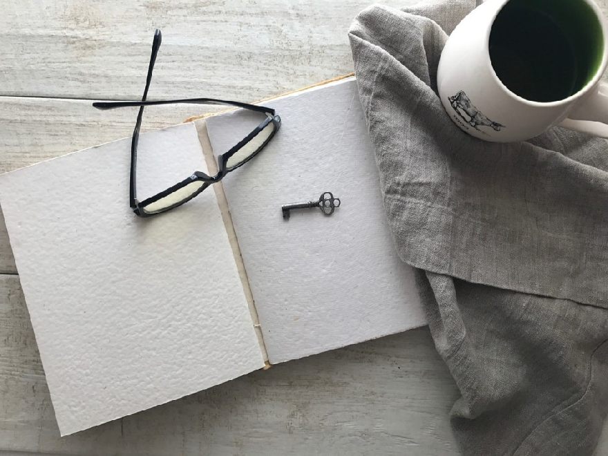 Lunettes sur un livre et un café