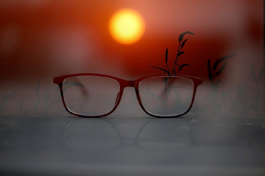 Lunettes avec coucher de soleil