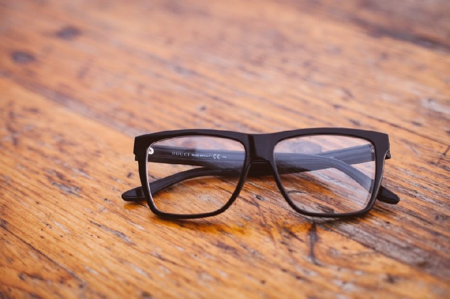 Lunettes sur table en bois