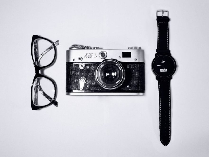 Lunettes, vieux appareils photo et montre