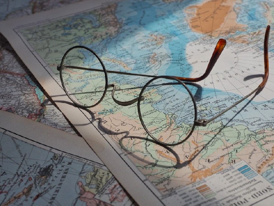 Lunettes rondes sur un atlas ouvert