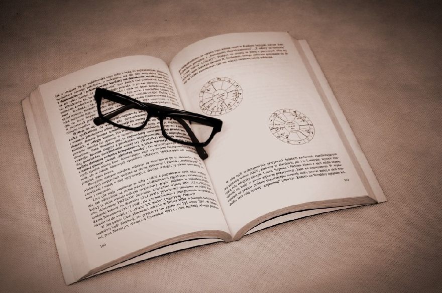 Lunettes noires sur un livre ouvert