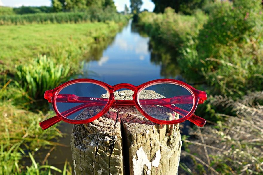 Lunettes rouges sur un poteau