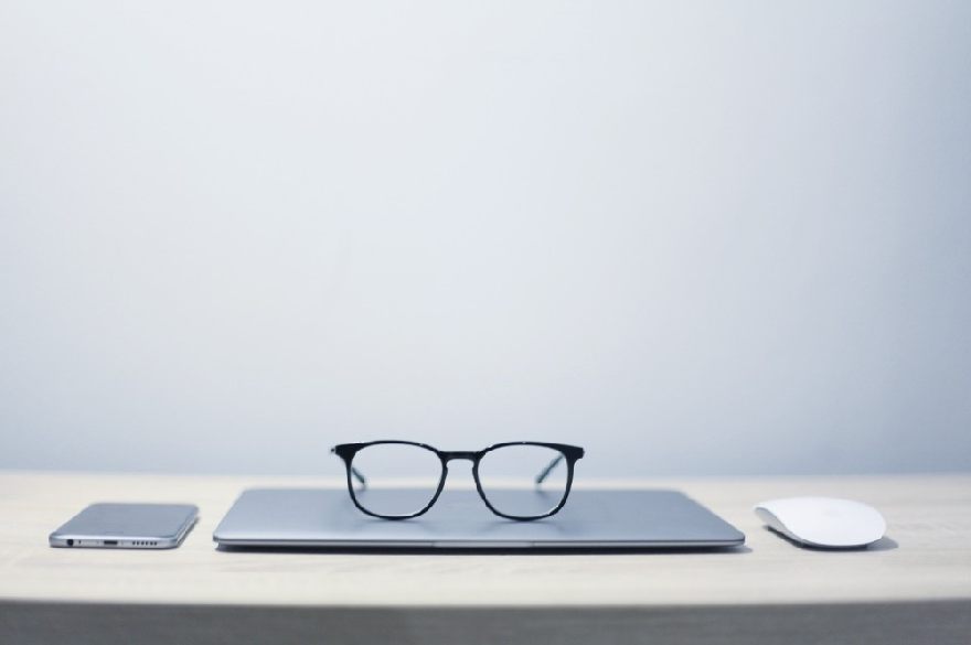 Lunettes noires sur un ordinateur portable