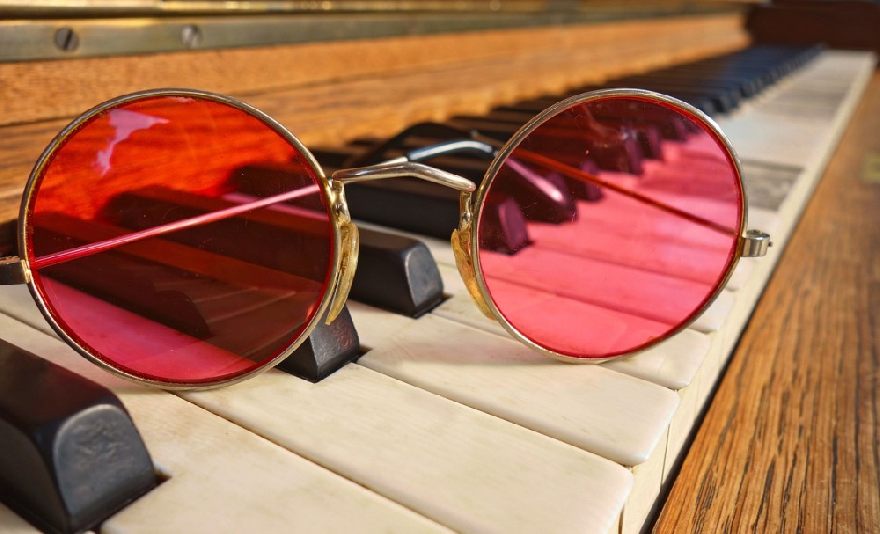 Lunettes rouges sur un piano