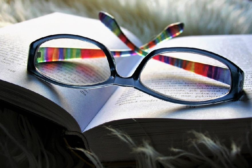 Lunettes colorées sur un livre