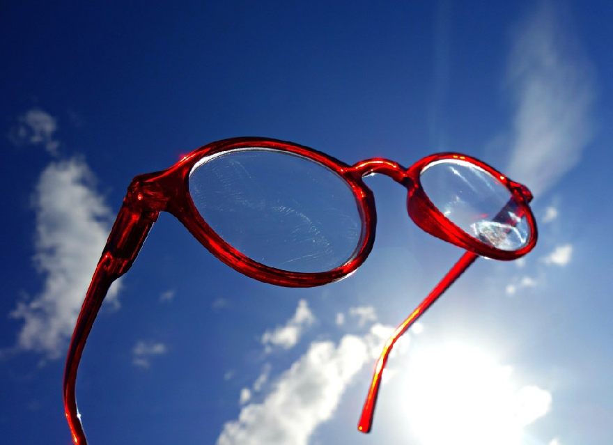 Lunettes rouges dans le ciel