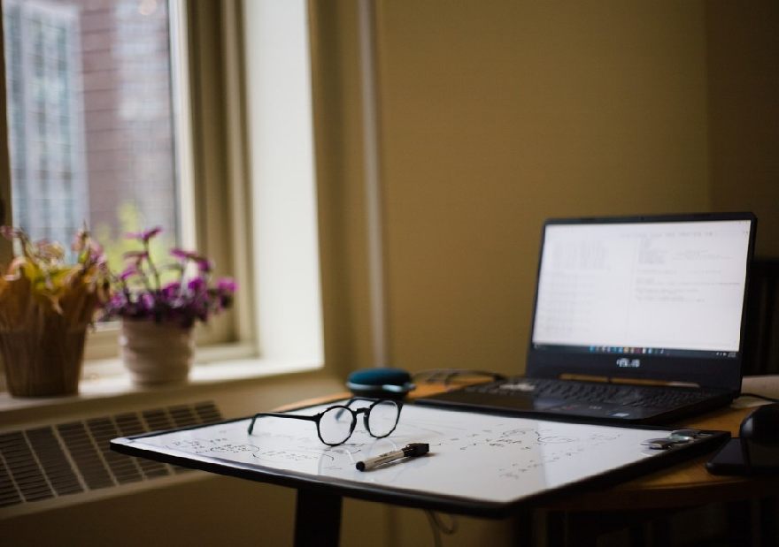 Brille mit Laptop auf einem Tisch