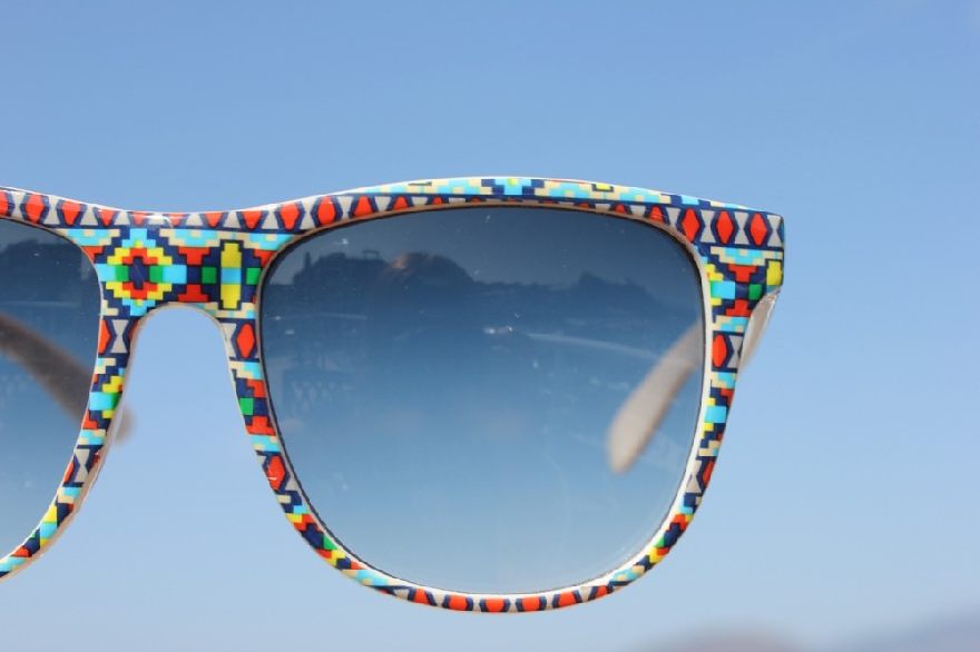 Bunte Sonnenbrille mit den blauen Himmel als Hintergrund