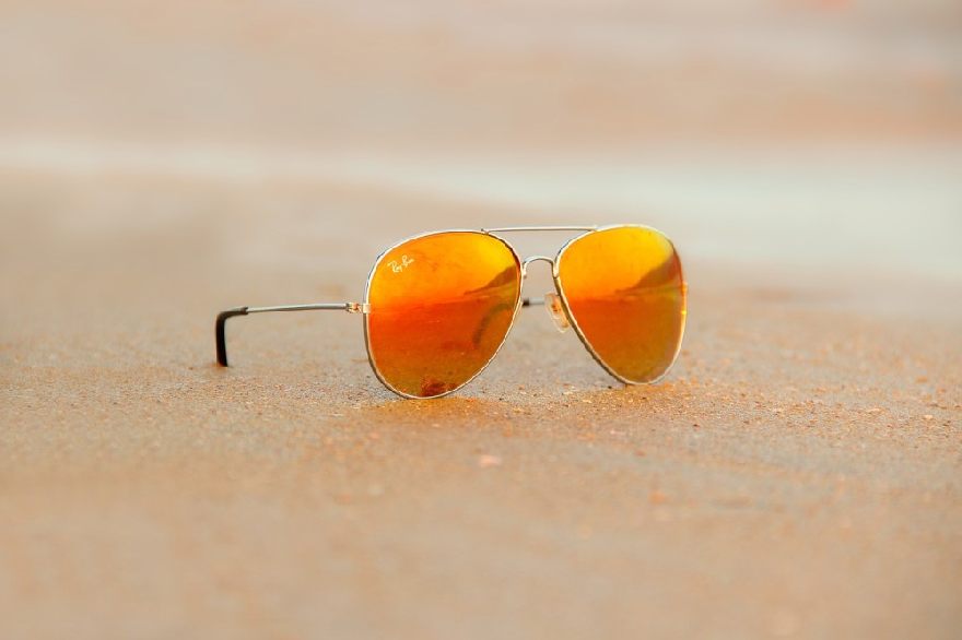 Lunettes de soleil sur la plage